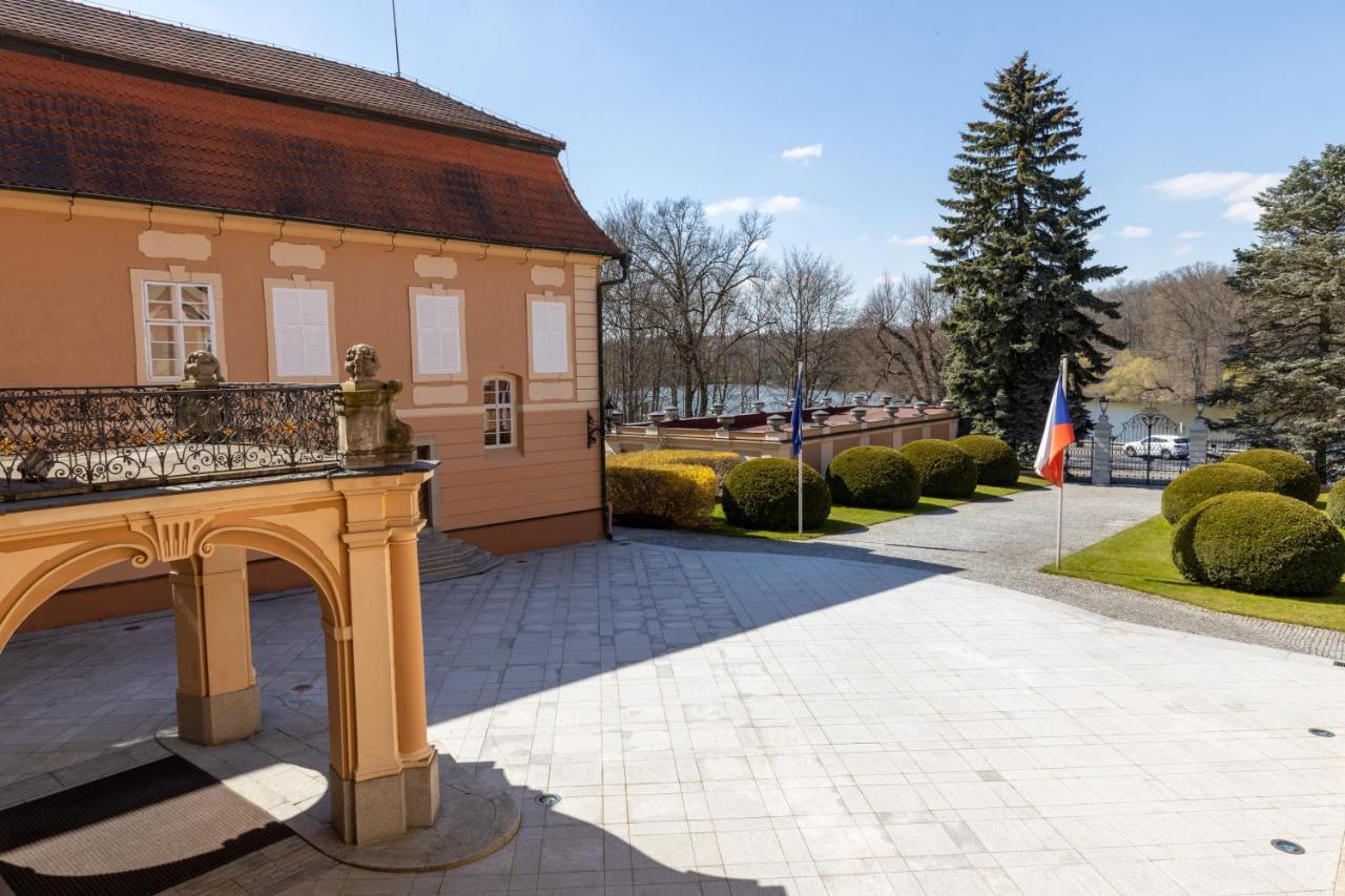 Hotel Zamek Stirin Velke Popovice Exterior photo