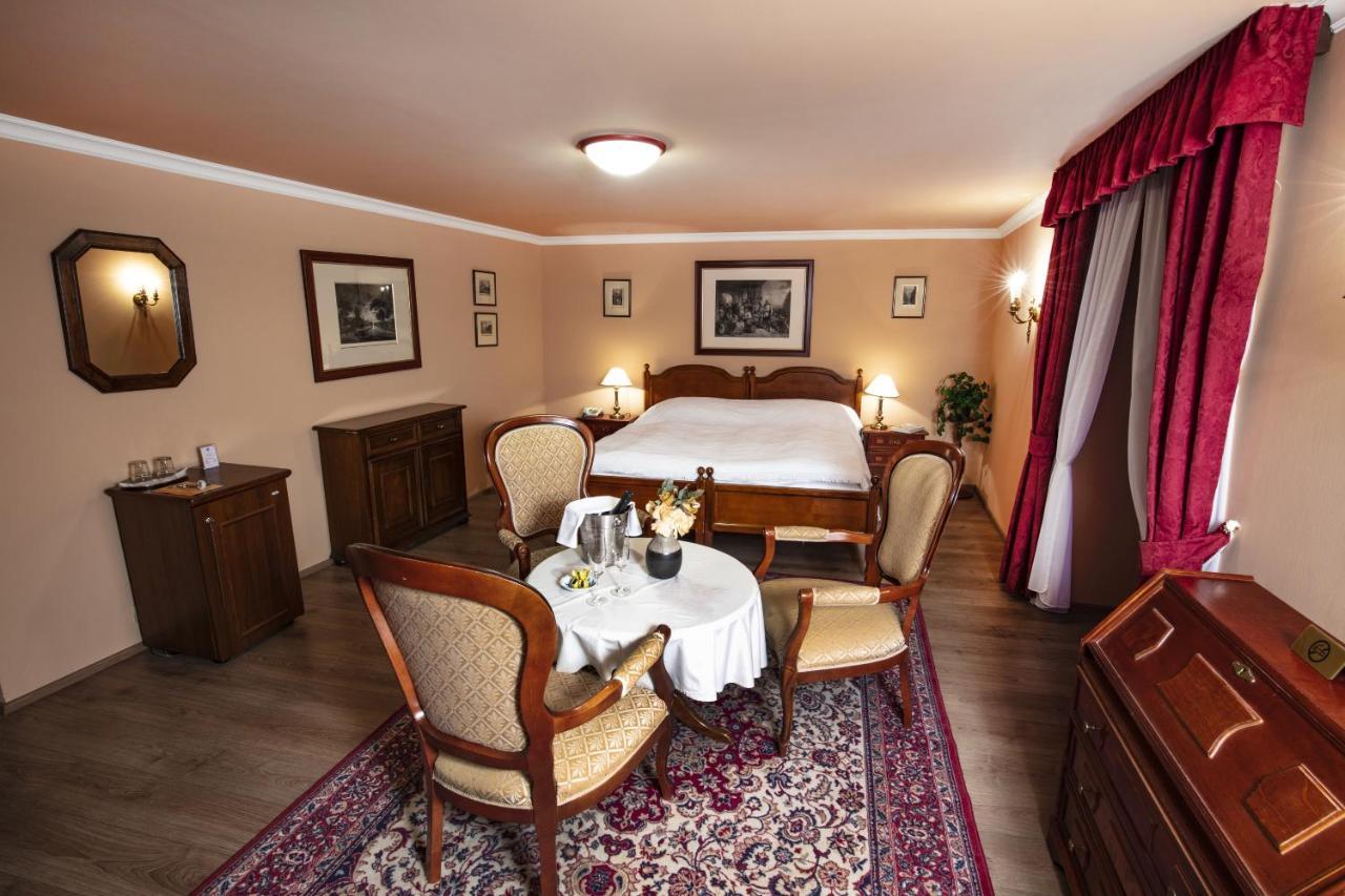 Hotel Zamek Stirin Velke Popovice Exterior photo