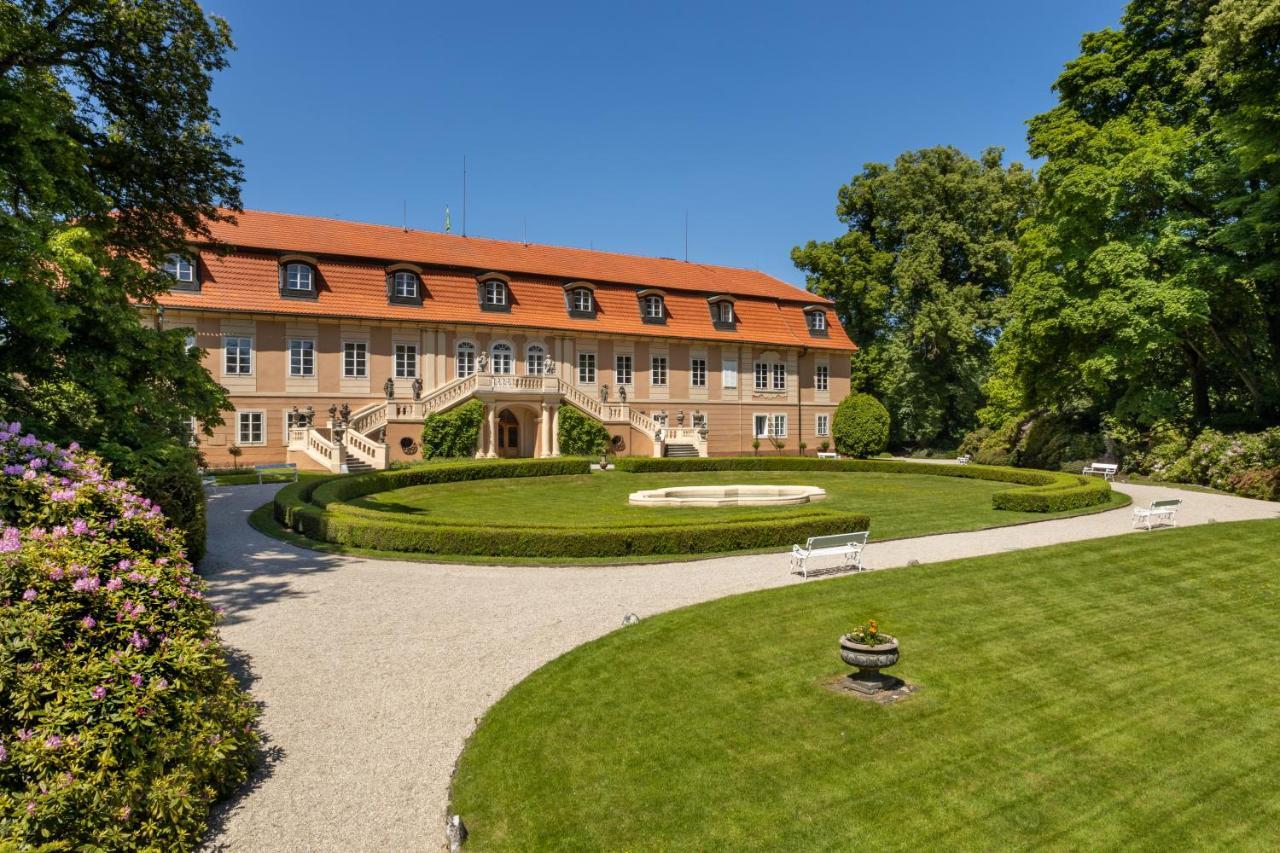 Hotel Zamek Stirin Velke Popovice Exterior photo
