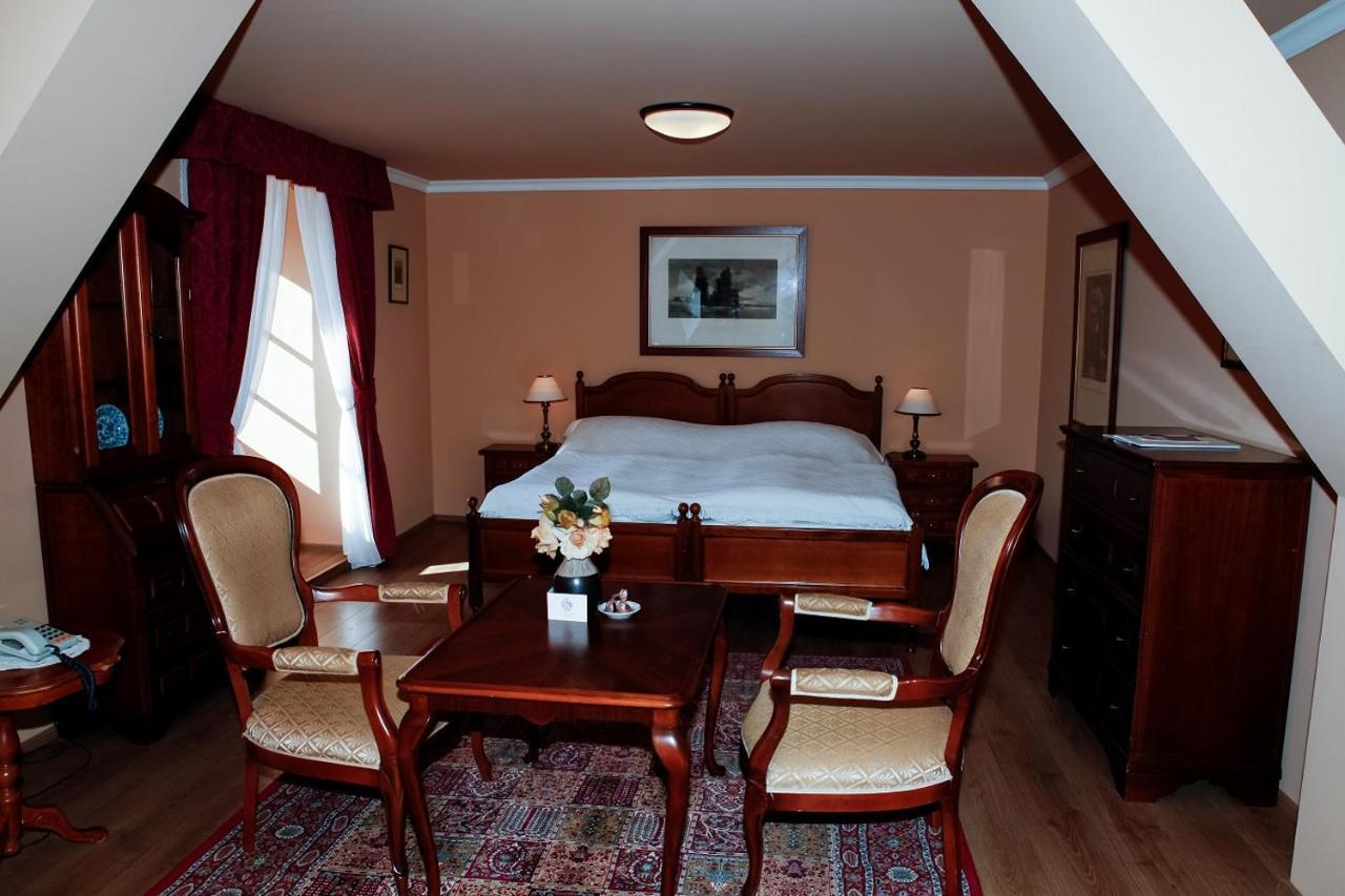 Hotel Zamek Stirin Velke Popovice Exterior photo