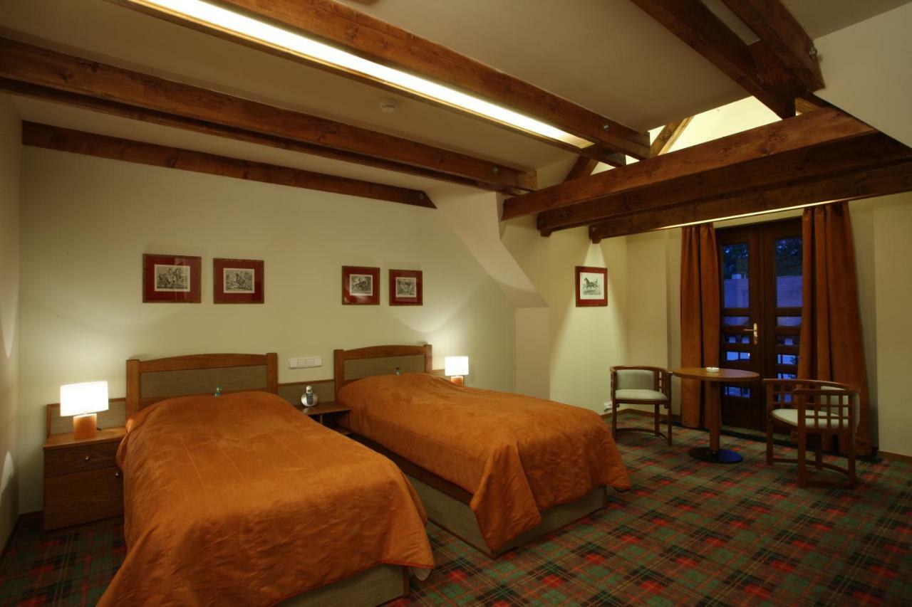 Hotel Zamek Stirin Velke Popovice Exterior photo