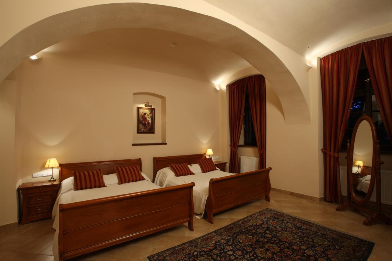 Hotel Zamek Stirin Velke Popovice Exterior photo
